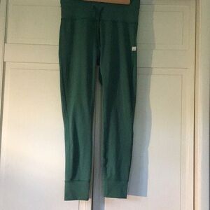Vuori Daily Leggings, Size Large, Sage Green, Draw String